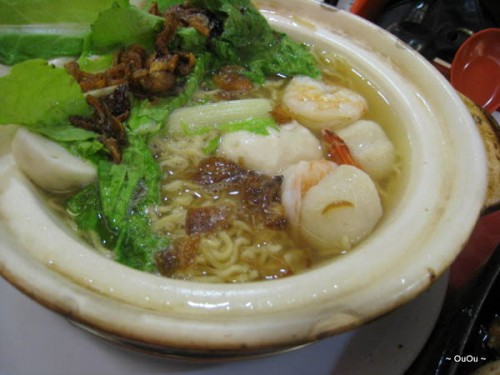 002 steamy hot clay pot noodle soup for lunch
