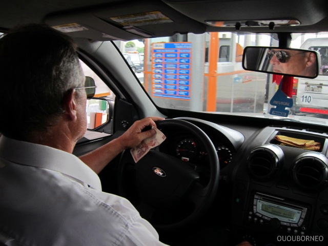 Macho taxi driver paid for toll