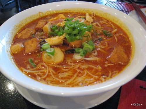 Curry Laksa (Vermicelli served with chicken, fish ball, fried tofu, bean sprouts in coconut curry broth) It's so good!