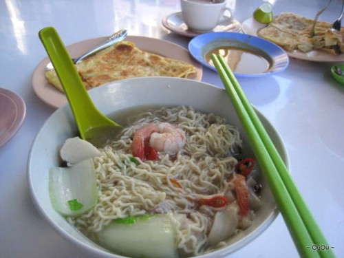 My Sunday breakfast: seafood noodle soup & roti canai. It's totally fine to have noodles and curry in the morning.